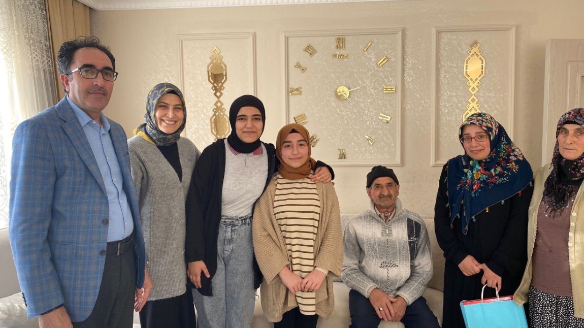 Okul Müdürümüz , Türkçe Öğretmenimiz ve Öğrenci Meclisi Başkanı ile Aile Ziyaretinde Bulundular